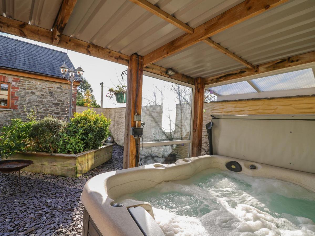 Villa Yr Hen Llaethdy à Troedyraur Extérieur photo